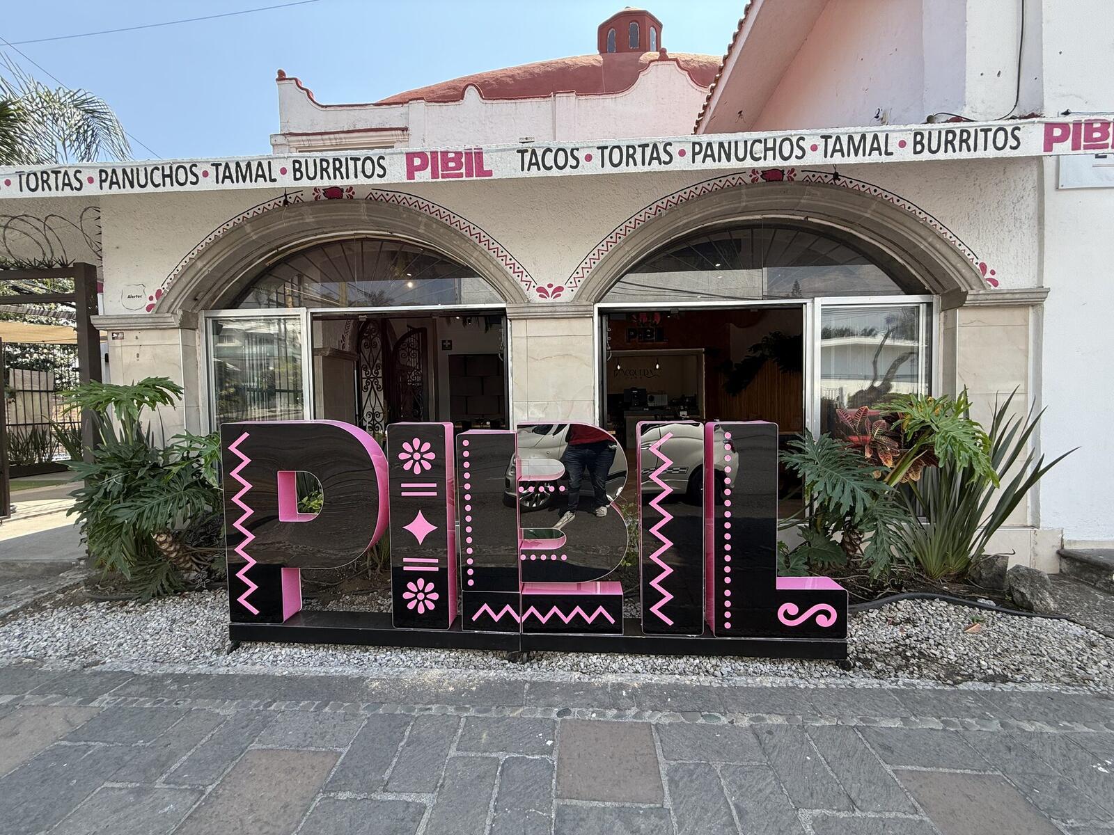 Fachada de Pibil con letras 3D PIBIL en Río Mayo Cuernavaca